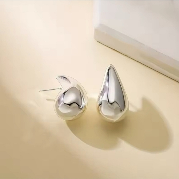 Silver water drop earrings - Picture 2 of 2